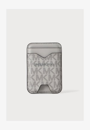 Kompaktowy szary skórzany portfel na karty z powtarzającym się wzorem MK i srebrnym logo Michael Kors na przedniej kieszonce.