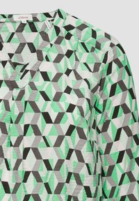 Blau mit grauem geometrischem Muster, V-Ausschnitt, aus leichtem Stoff mit dezenter Struktur.