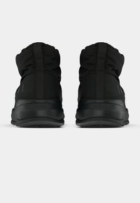 Fekete sportcipők, magas, párnázott szegéllyel, puha szövet felsőrésszel és texturált gumi talppal, amelyek a kényelem és támogatás érdekében készültek.