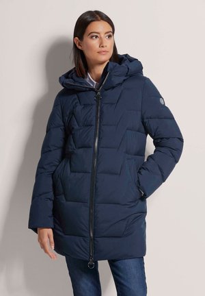 Marineblauwe gewatteerde jas met capuchon, ritssluiting en zijzakken. Kenmerkt zich door een gewatteerd patroon en elastische manchetten voor extra warmte.