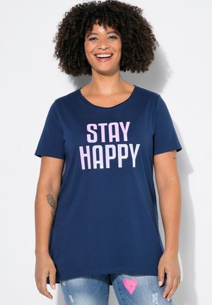 T-shirt bleu marine à manches courtes avec "RESTEZ HEUREUX" imprimé en lettres roses réfléchissantes. Tissu doux avec une coupe décontractée et un col rond.