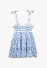 Vestido de verano de cuadros azul y blanco con tirantes ajustables, volantes en los dobladillos y un cuerpo entallado. Hecho de material de algodón ligero.