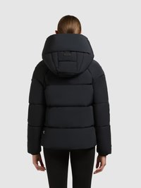 Svart puffjacka med stor huva, med quiltade sektioner, slät textur och en logotagg på sidan. Bakifrån visas.