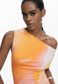 Orange und weiße Ein-Schulter-Bluse aus Stretchstoff, mit einer glatten Textur und einer figurbetonten Silhouette, die dezente Farbverläufe aufweist.
