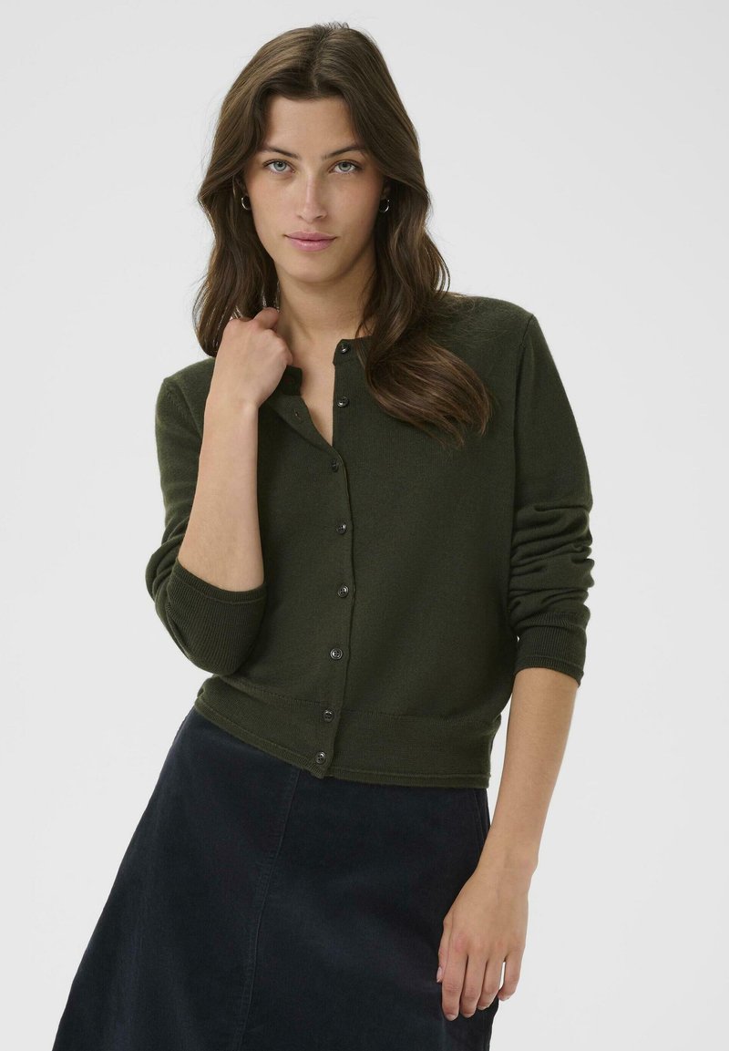 Cardigan lavorato a maglia verde scuro con colletto rotondo, maniche lunghe e chiusura con bottoni. Presenta polsini e orlo a coste, texture morbida.