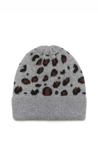 Grå strikket hue med en foldet kant, prydet med et leopardmønster i sort og brunt. Blød tekstur, rund topdesign.