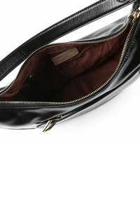 Borsa a mano in pelle nera con cerniera dorata e design elegante. Interno foderato in tessuto bordeaux e contrassegnato da un'etichetta di autenticità.