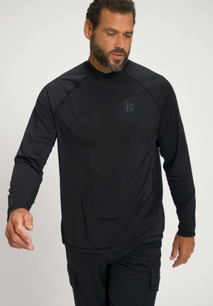 Zwart sportshirt met lange mouwen en hoge hals, met een gladde textuur en subtiele logodetail op de borst. Aansluitend model met raglanmouwen.