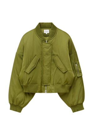 Blouson bomber court vert olive avec col, poignets et ourlet côtelés, deux poches avant à rabat et une poche zippée sur la manche gauche.