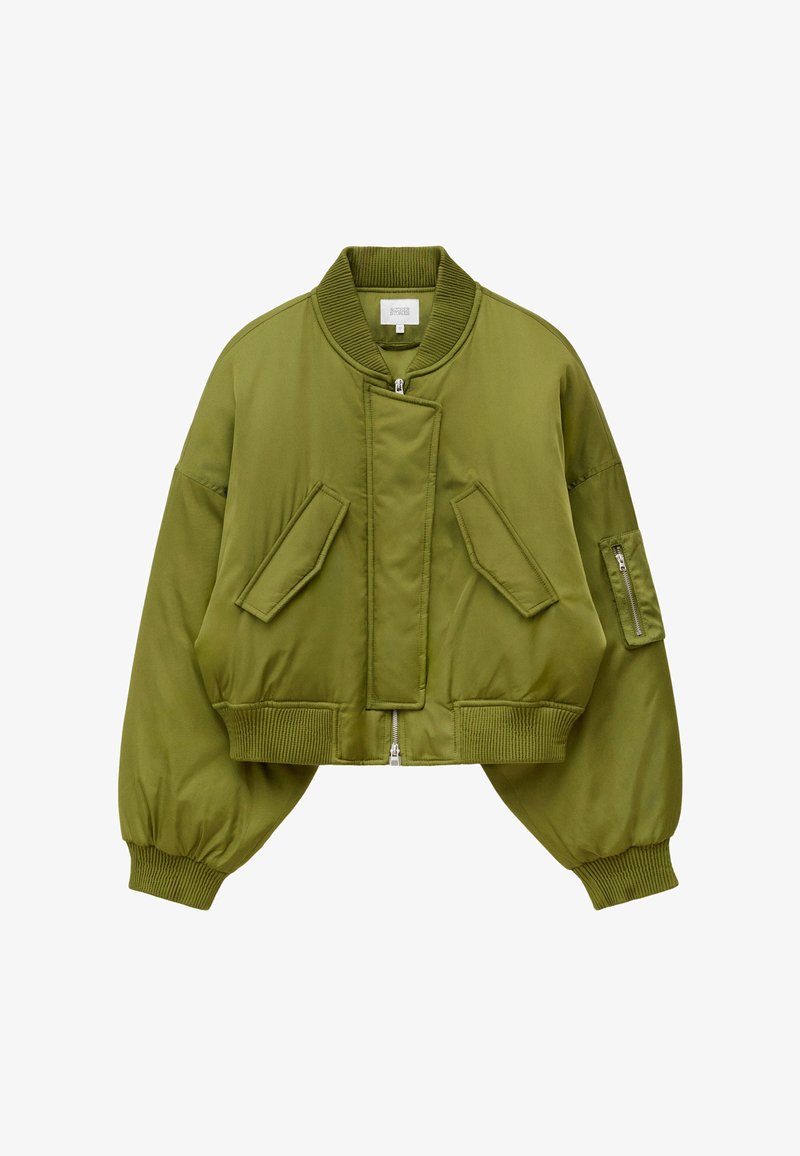 Blouson bomber court vert olive avec col, poignets et ourlet côtelés, deux poches avant à rabat et une poche zippée sur la manche gauche.