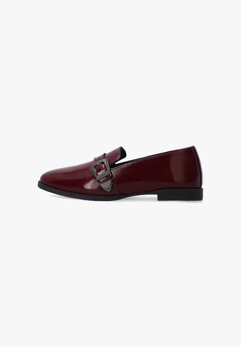 Burgundské kožené mokasíny s elegantním designem, obsahující kovovou sponu a nízkou černou podrážku, s lesklým finišem.