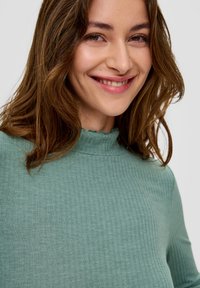 QS MIT ROLLSAUM - Longsleeve - minze