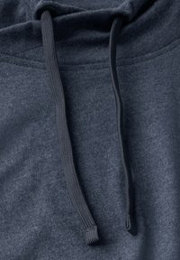 Sudadera con capucha de un gris oscuro, con tejido texturizado, cordones ajustables y un ajuste ceñido alrededor del cuello y los hombros.