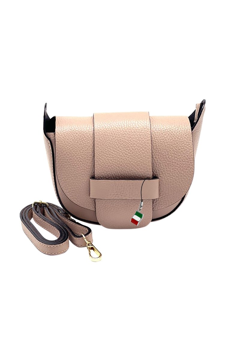 Beige textuur crossbody tas met klep sluiting, afneembare schouderriem met gouden sluiting en een kleine charme met de kleuren van de Italiaanse vlag.