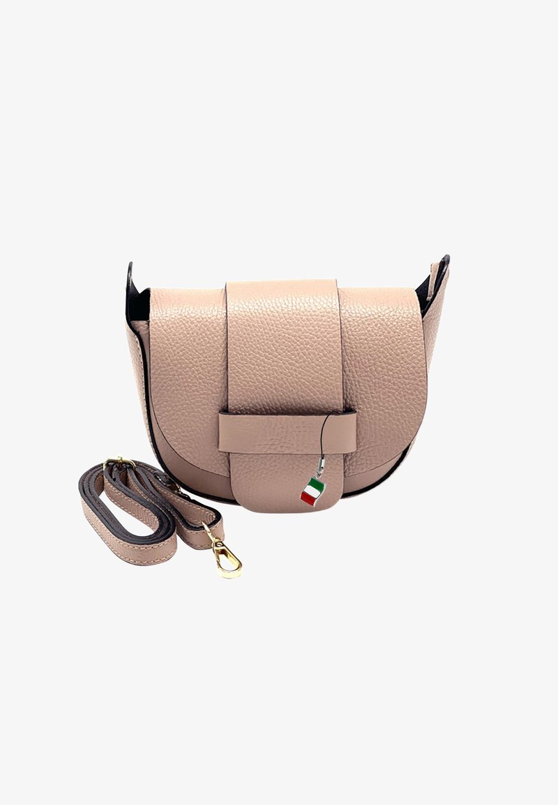 Beige textuur crossbody tas met klep sluiting, afneembare schouderriem met gouden sluiting en een kleine charme met de kleuren van de Italiaanse vlag.