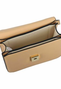 Interno di borsa in pelle beige con rifiniture nere, caratterizzato da due scomparti e dettaglio di fibbia in tonalità oro. Texture liscia, marchio minimo.