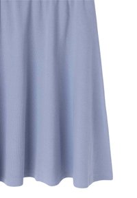 Falda de color azul claro con diseño acampanado y un texturizado en relieve. Presenta una textura suave y un dobladillo que se curva suavemente, ofreciendo una silueta relajada.