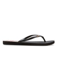 Svart flip-flop sandal med gummisåle, teksturert fotbed og tynne stropper. Har logodetalj på stroppen. Enkel, flat design.