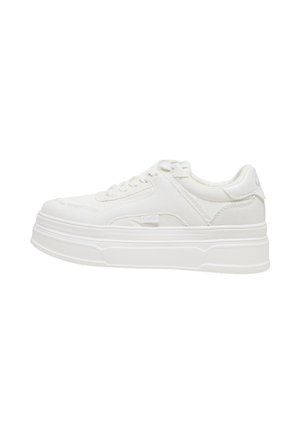 Weißer Low-Top-Sneaker mit dicker Sohle, Schnürung vorne und strukturiertem Stoffoberteil, von der Seite auf weißem Hintergrund gezeigt.