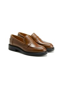 Mocassins en cuir marron avec une finition lisse, dotés d'une semelle en caoutchouc noire basse et d'un accent cousu à l'avant. Design classique.