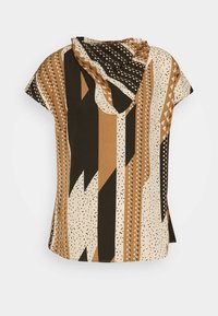 Tričko s krátkými rukávy a kapucí, vyrobené z lehké látky s abstraktním vzorem v hnědé, krémové a černé geometrické tvary.