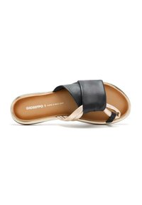 Sandaña deslizante negra y metálica dorada con punta redondeada y correas suaves; plantilla acolchada color marrón claro grabada con "GIOSEPPO ¡QUE TENGAS UN BUEN DÍA!"