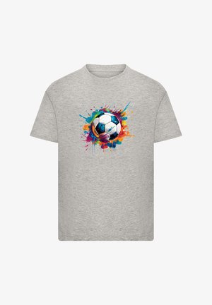 Camiseta gris con un diseño colorido y salpicado, con un balón de fútbol en el centro. Mangas cortas y cuello redondo. Textura de tela suave.