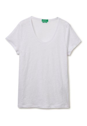 Camiseta blanca lisa de algodón de manga corta con escote redondo y etiqueta de United Colors of Benetton en el interior del cuello.