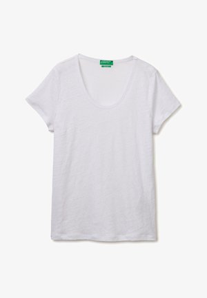 Effen witte korte mouwen katoenen T-shirt met ronde halslijn en United Colors of Benetton-label aan de binnenkant van de kraag.