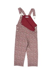 Overoles de patrón floral rojo con tirantes ajustables, clips de metal y un bolsillo rojo liso. Tela suave con un corte relajado y sin adornos adicionales.