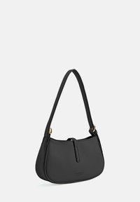 Borsa in ecopelle nera con forma curva, tracolla regolabile e sottili dettagli in oro. Caratterizzata da un design minimalista e una texture liscia.