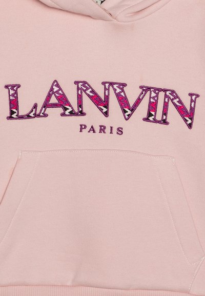 Sweat à capuche rose avec une poche avant arborant un logo "LANVIN" brodé en violet, rehaussé d'un motif géométrique coloré, et "PARIS" en dessous.
