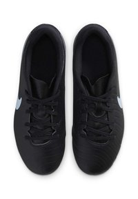 Czarne buty sportowe mają teksturowaną cholewkę, kontrastujące sznurówki i jasnoniebieskie logo z boku. Gładki materiał o zaokrąglonym kształcie.