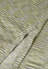 Tessuto a strisce sottili multicolore in verde, grigio e beige, con una superficie liscia e un dettaglio di cucitura piatta lungo il bordo.