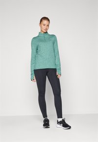 Nike Performance SWIFT - Top dugih rukava - bicoastal/enamel green/reflective silver