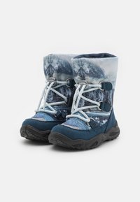 Blaue und graue wasserdichte Winterstiefel mit einem gepolsterten Schaft, strukturierten Gummisohlen und kontrastierenden hellblauen Schnürsenkeln und Akzenten.