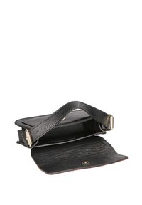 Borsa a tracolla in pelle nera con una texture grana, dotata di una chiusura in metallo dorato e un design a pattina aperta. L'interno rivela un ampio scomparto.