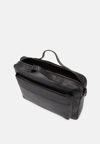 Svart läder budväska med ett handtag upptill, två zip-försedda fack och en framficka. Slät yta med minimal sömnadsdetaljer.