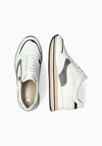 Baskets en cuir blanc avec des accents gris texturés, design à lacets, bout rond et semelles en caoutchouc beiges et noires superposées.