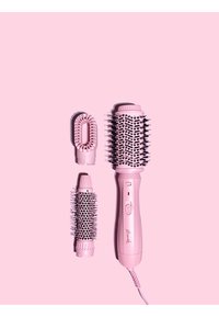 Set de brosse de coiffure chauffante rose, comprenant une brosse principale avec des poils noirs et deux embouts détachables, surface lisse avec bouton.