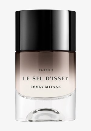 Flacon de parfum en verre avec un bouchon noir, étiqueté Le Sel d'Issey par Issey Miyake, avec un dégradé du foncé au transparent à la base.