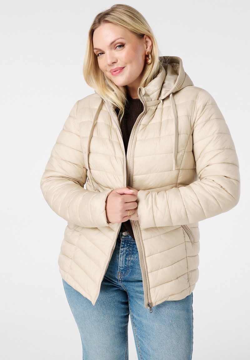 Doudoune beige avec capuche, présentant des motifs de matelassage horizontal, une fermeture éclair à l'avant et des cordons de serrage, fabriquée en matière synthétique lisse.
