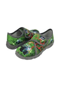 Grüne Kinderschuhe mit Monstertruck- und Blitzdesigns, grauen Sohlen und einem einzigen Klettverschlussriemen an jedem Schuh.