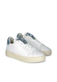 Baskets en cuir blanc avec une semelle crémeuse texturée, présentant un accent en daim bleu au niveau du talon et une ornementation en pierre précieuse sur la languette.