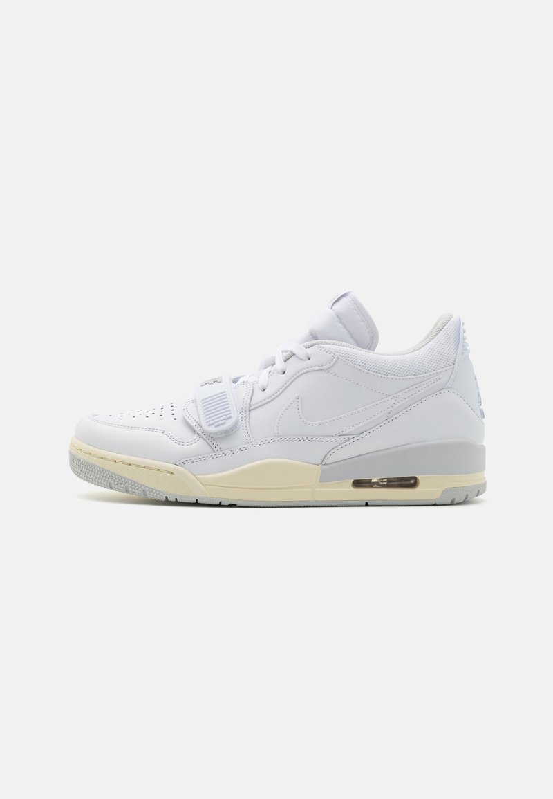 Baskets basses blanches Nike Air Force 1 avec bride, bout perforé et amorti à air visible sur un fond clair.