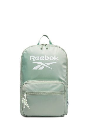 Jasnozielony plecak Reebok z dużą przednią kieszenią, białym logo i zamkiem błyskawicznym z ozdobnym uchwytem, prezentowany na białym tle.