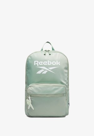 Jasnozielony plecak Reebok z dużą przednią kieszenią, białym logo i zamkiem błyskawicznym z ozdobnym uchwytem, prezentowany na białym tle.