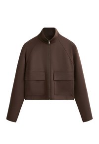 Bruine cropped jack met lange mouwen, voorkant met rits, opstaande kraag en twee grote klepzakken aan de voorkant.
