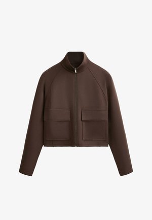 Giacca corta marrone con maniche lunghe, zip frontale, collo rialzato e due grandi tasche a patta sul davanti.