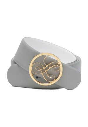 Cinturón de imitación cuero gris con una hebilla metálica dorada en forma circular que presenta un intrincado diseño en espiral. Textura suave, tamaño ajustable.